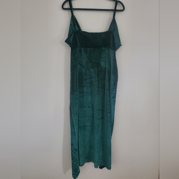 Showpo. Emerald Green Velvet Dress - Picture 2 of 3